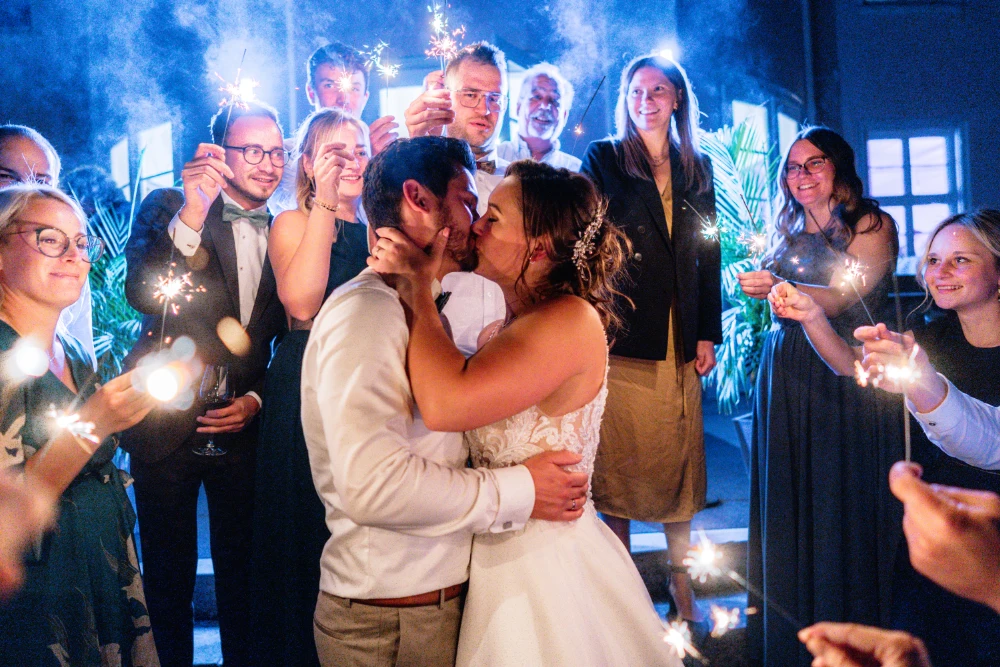 Brautpaar küsst sich auf der Hochzeit mit Begleitmusik durch Cosmos Events DJ