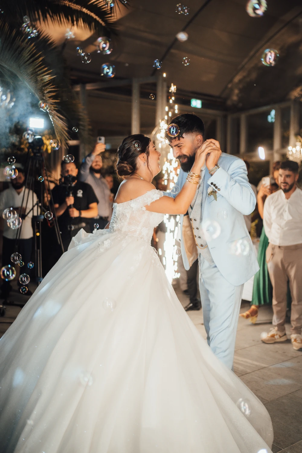 Brautpaar tanzt zu Musik von Cosmos Events DJs