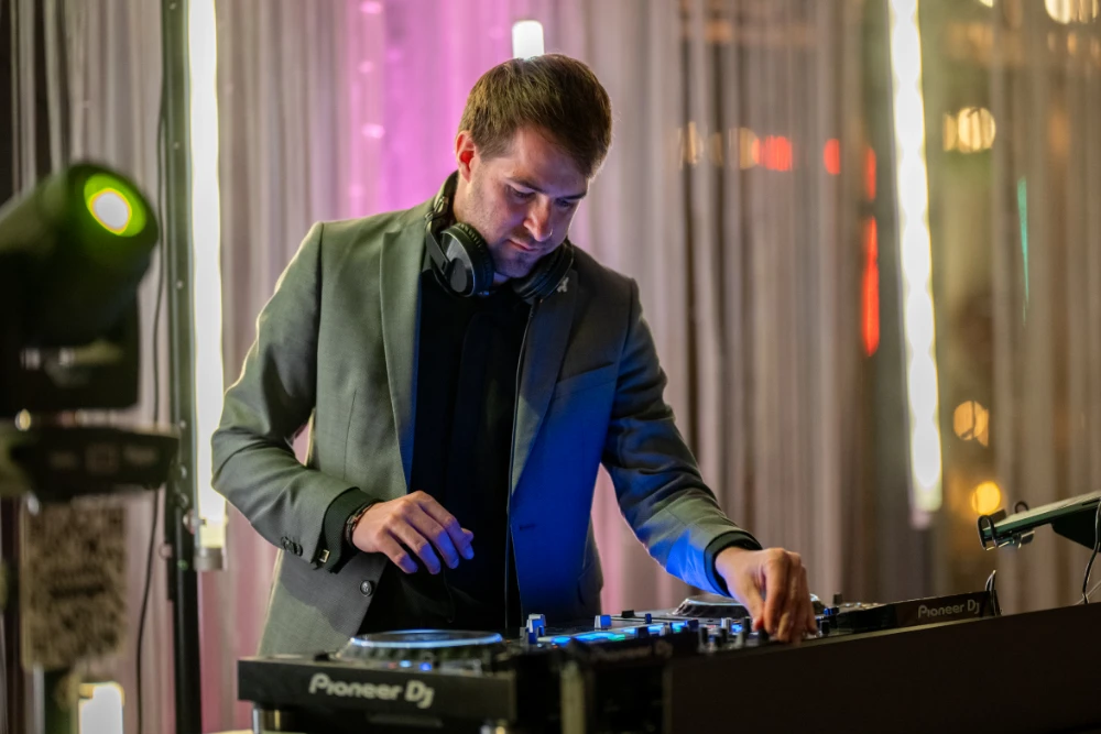 Cosmos Events DJ Cosmo legt auf einer Firmenfeier auch und steht hinter dem Mischpult