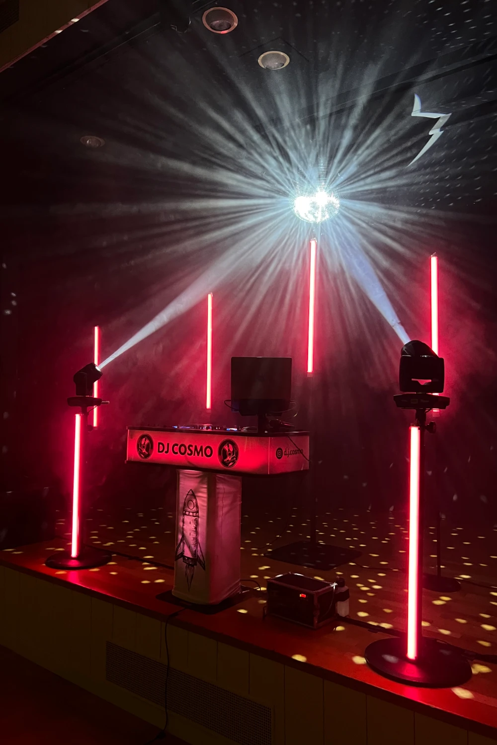 DJ Pult mit Lichtshow und Disko-Kugel von Cosmos Events auf einer Firmenfeier