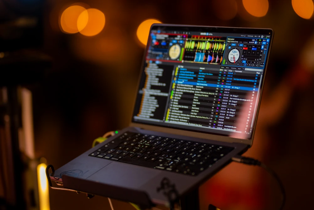 Cosmos Events Laptop für Mischpult und Perfektion bei einem Firmenevent