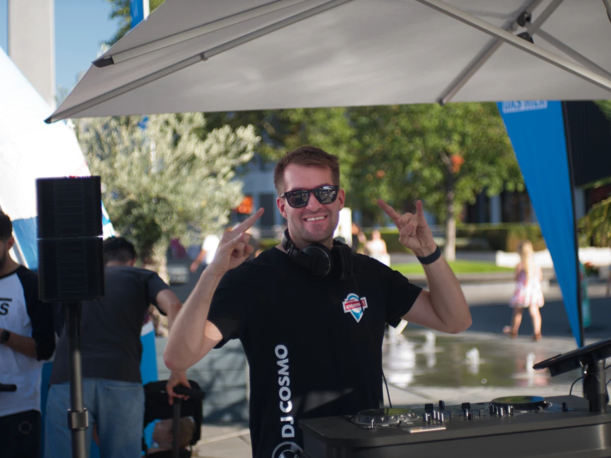 DJ Cosmos legt bei Hitradio Antenne 1 Event auf