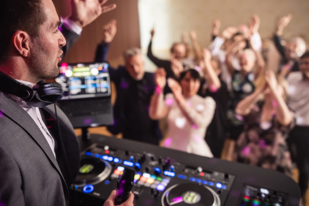 DJ Cosmos Sven Lutz auf einer Hochzeitsparty