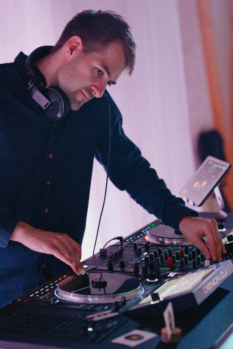Sven Lutz macht Musik als DJ Cosmo auf einer Hochzeit