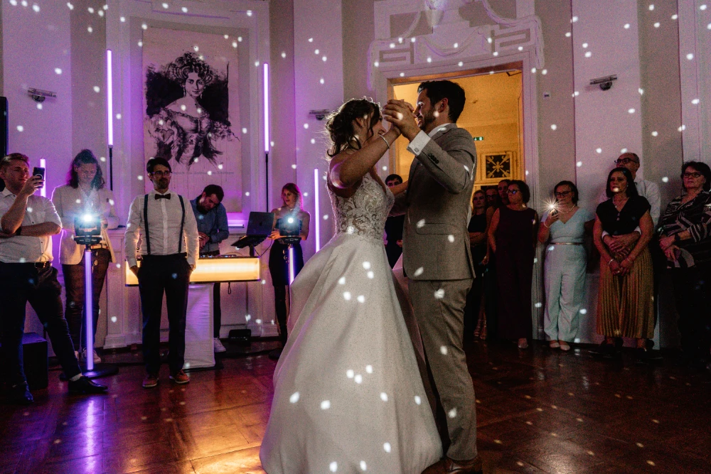 Erster Tanz auf einer Hochzeit beglietet mit Musik von Cosmos Events DJs