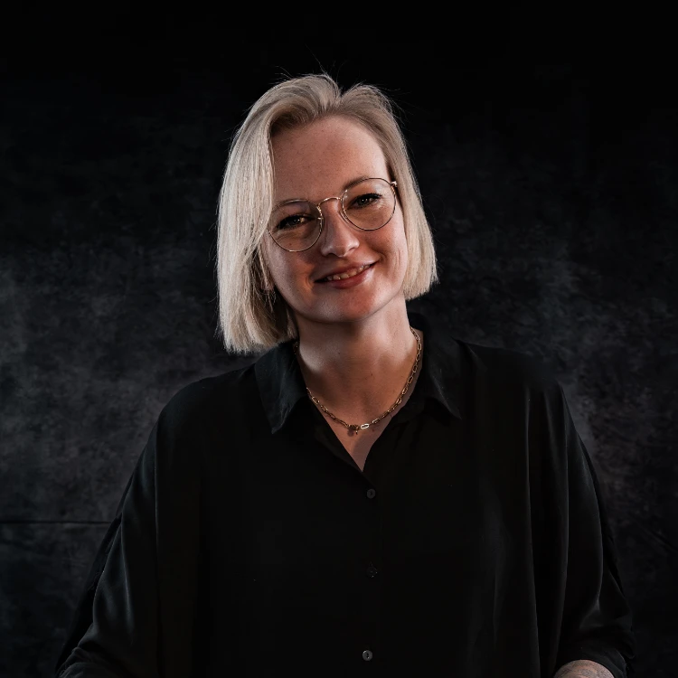 Jessica als DJane Punkto von Cosmos Events