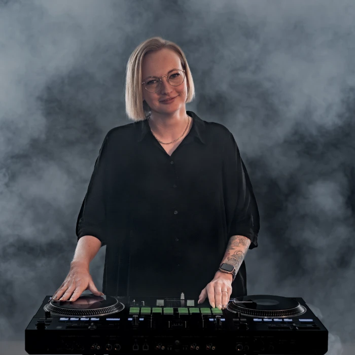 jessica-als-djane-punto-von-cosmos-events Jessica als DJane Punto von Cosmos Events
