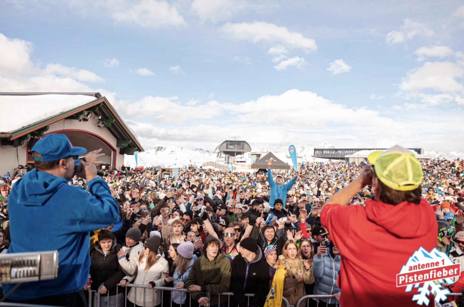 DJ Como mit den Atzen auf der Bühne beim Pistenfieber Montafon von Antenne 1